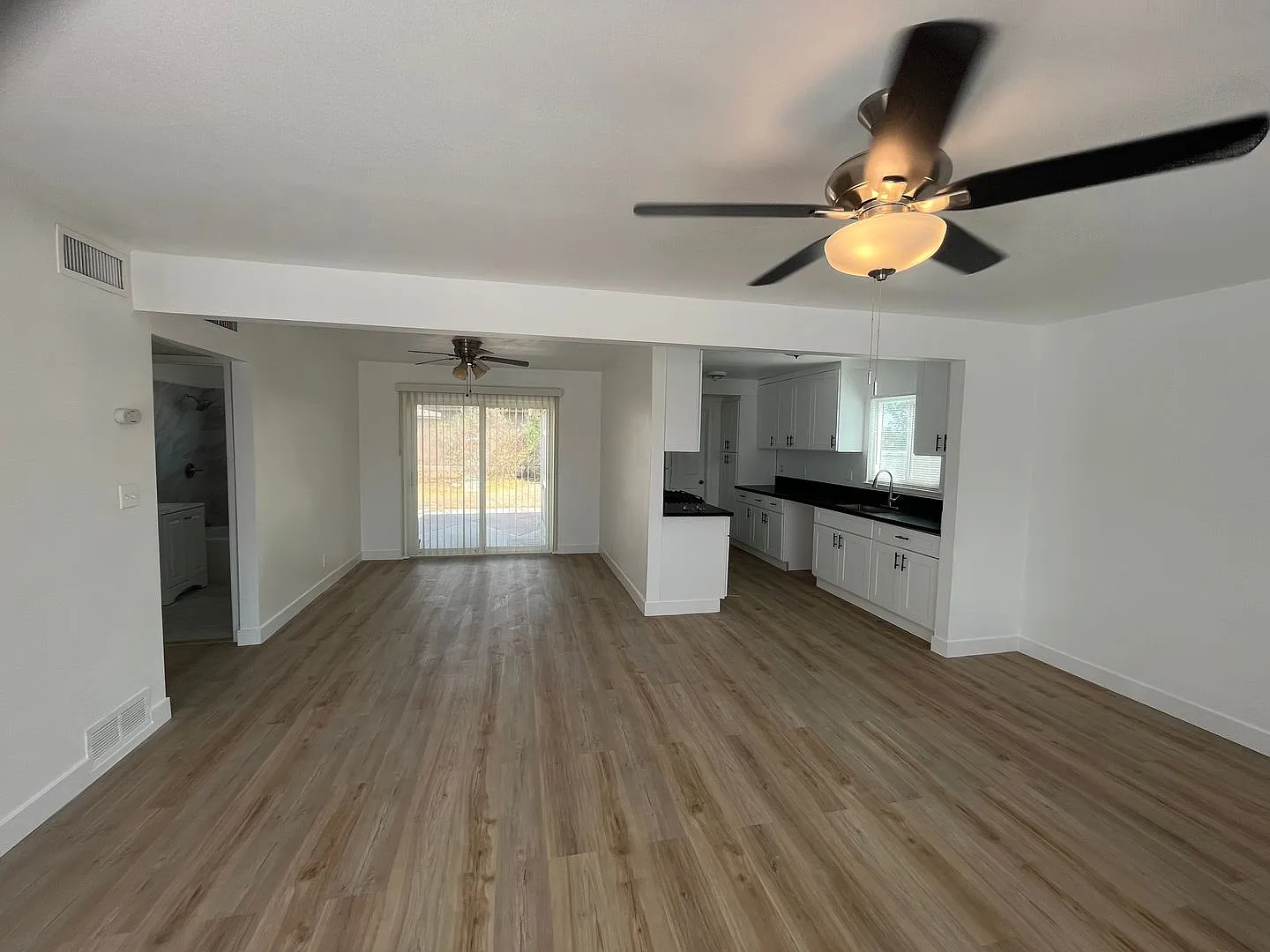 3 Bedroom 2 Bathroom Home! — Photo 4