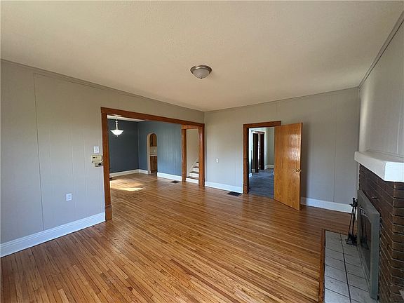 4th image of 712 E Washington St