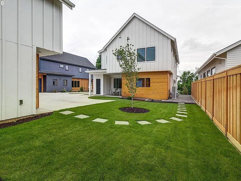 2054 NE Morgan St #B — Photo 9