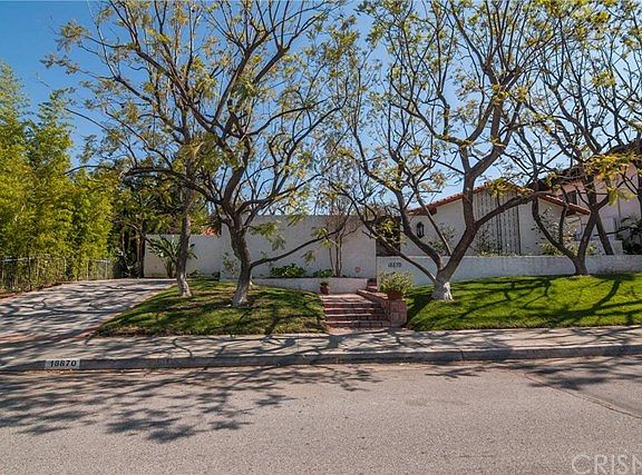 3rd image of 18870 Pasadero Dr