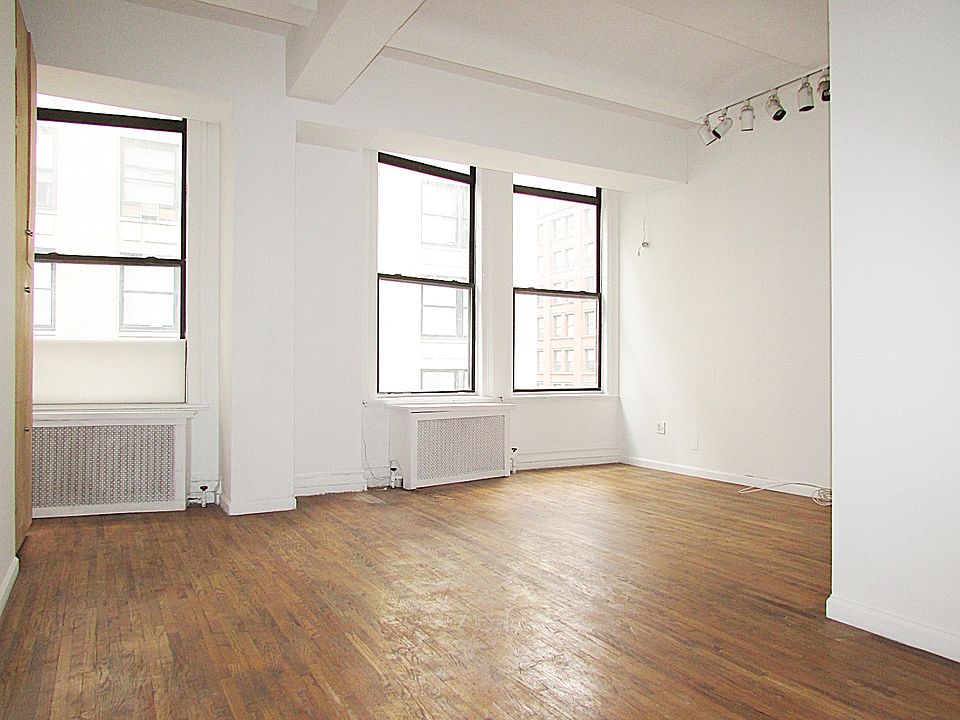 2nd image of 220 Park Ave S Frnt 1