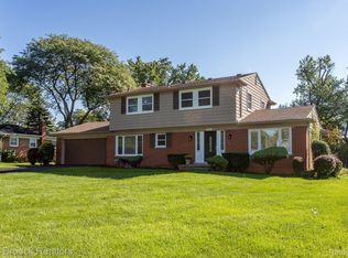 2641 Bridle Rd, Bloomfield Hills, MI 48304