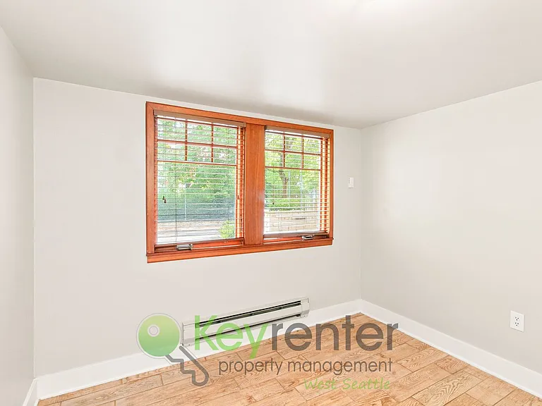 215-221 E Louisa St — Photo 12
