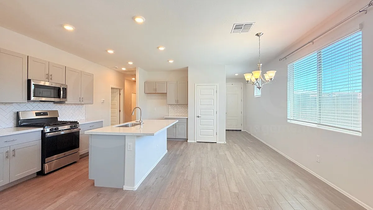 3 bed, 2.0 bath, 1374 sqft, $1,999 — Photo 3