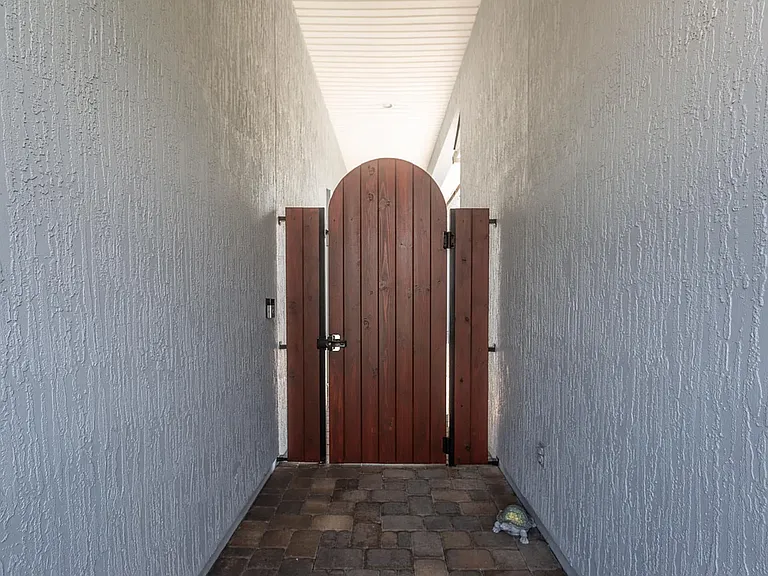 148 Woodcross Dr — Photo 4
