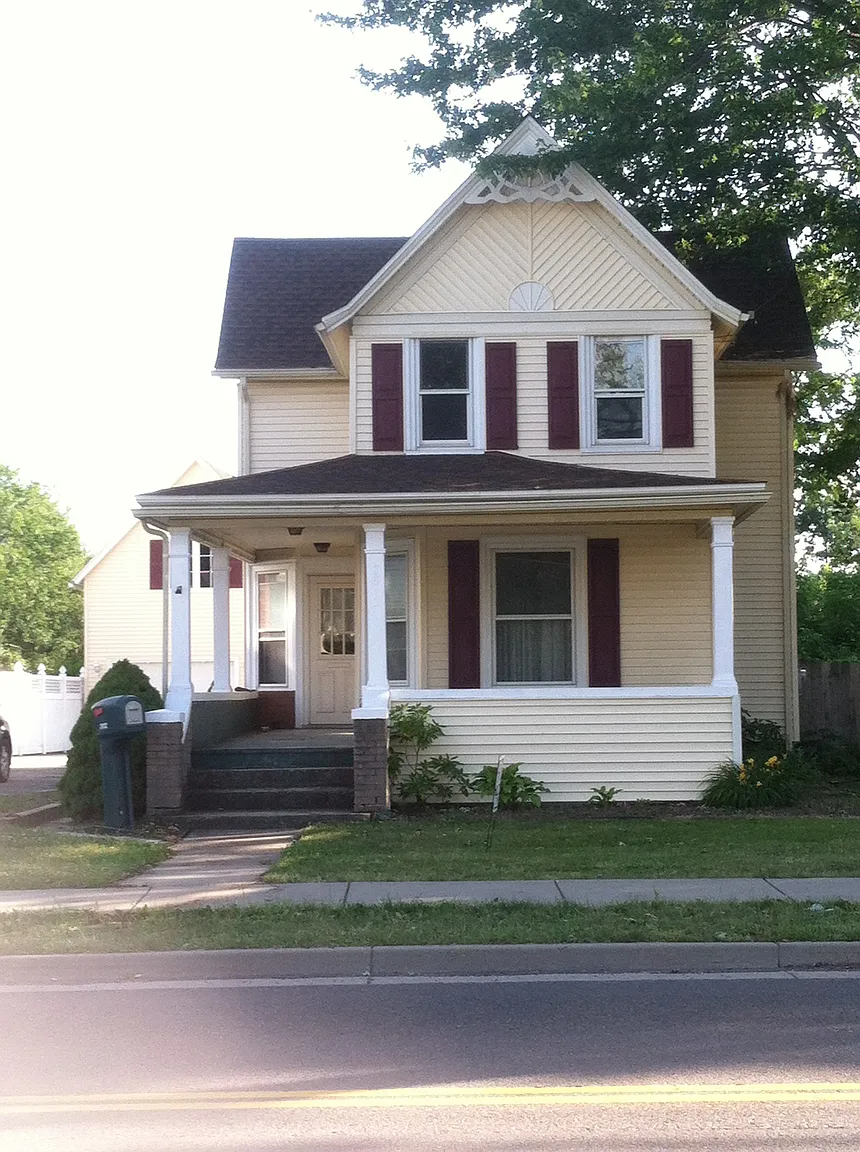 2812 Main St photo 1
