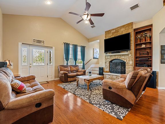 3rd image of 1206 Skyline Dr