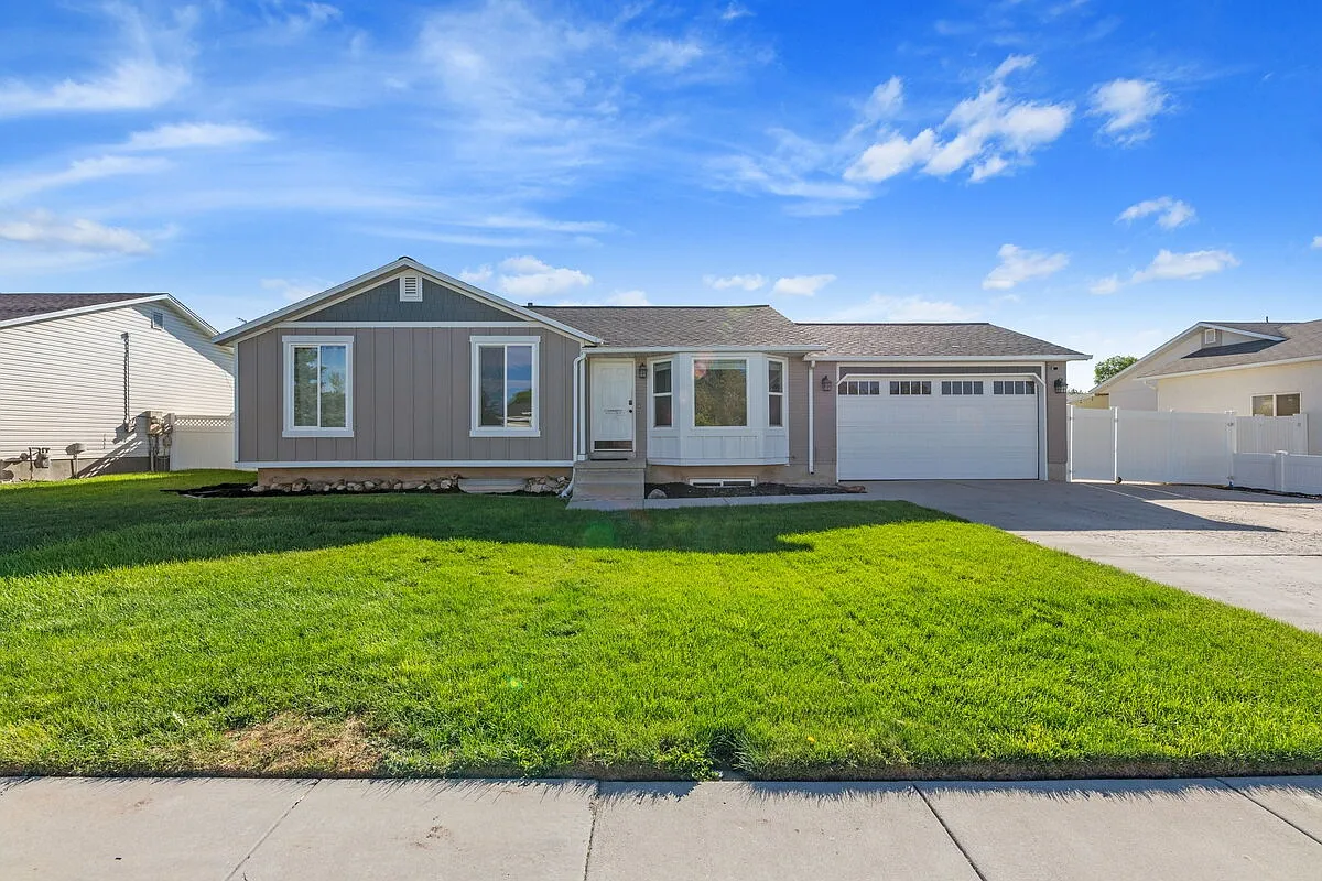 5 bed, 3.0 bath, 2392 sqft, $2,850 — Photo 1