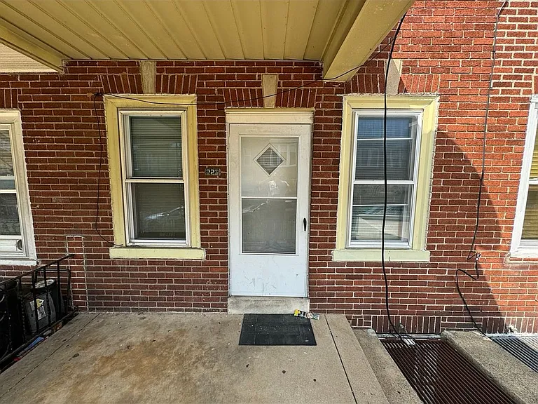 223 E Sheldon St — Photo 2