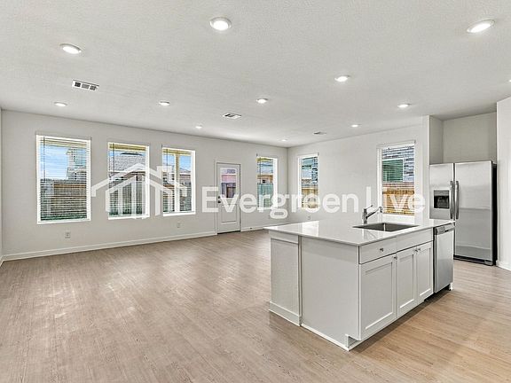 4th image of 1918 Starlight St