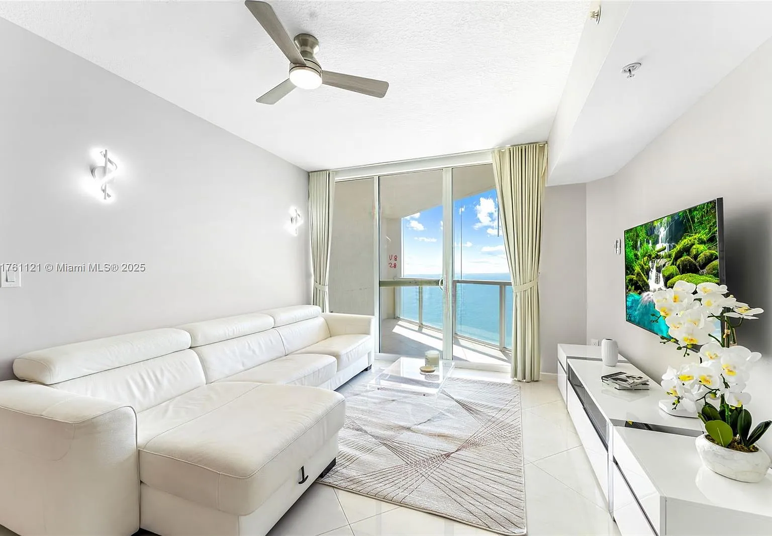 La Perla Condo — Photo 1