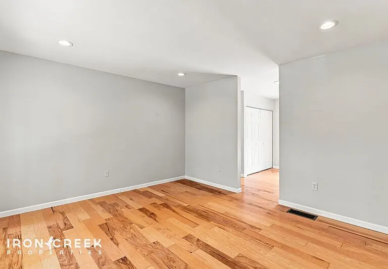 16 King Arthur Pl — Photo 7
