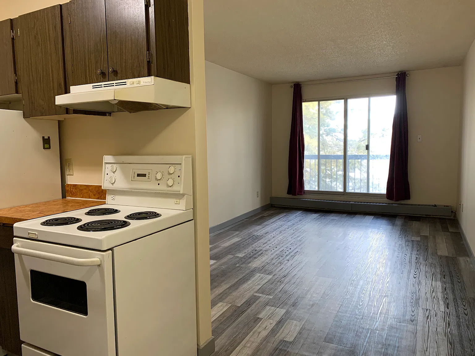 Bright 1 Bedroom Unit Conveniently Located in the Pines (RP079) — Photo 3