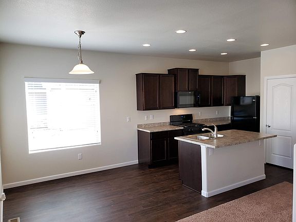 Eat-in-kitchen with central island