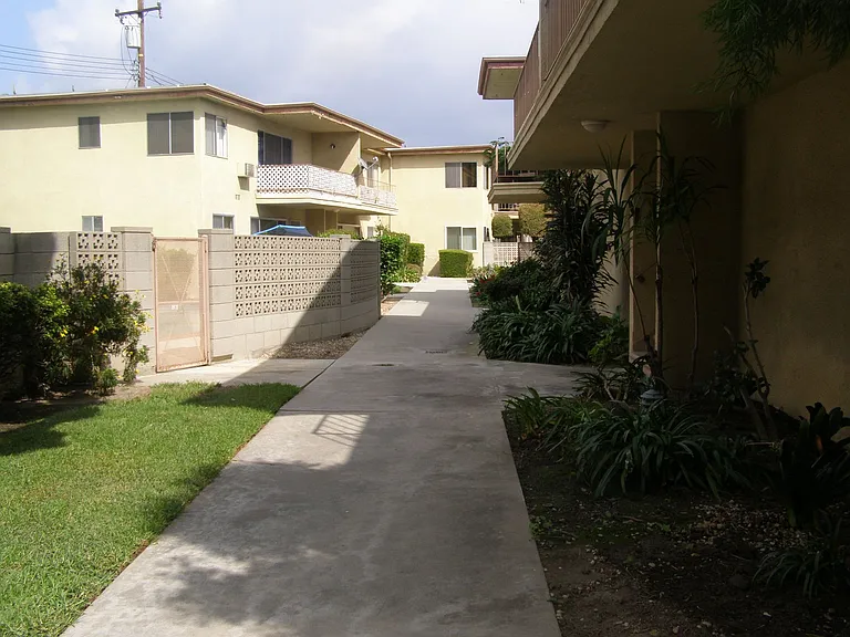 051 - Whittwood Park Apartments — Photo 5
