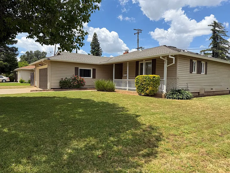 10495 Malaga Way — Photo 1