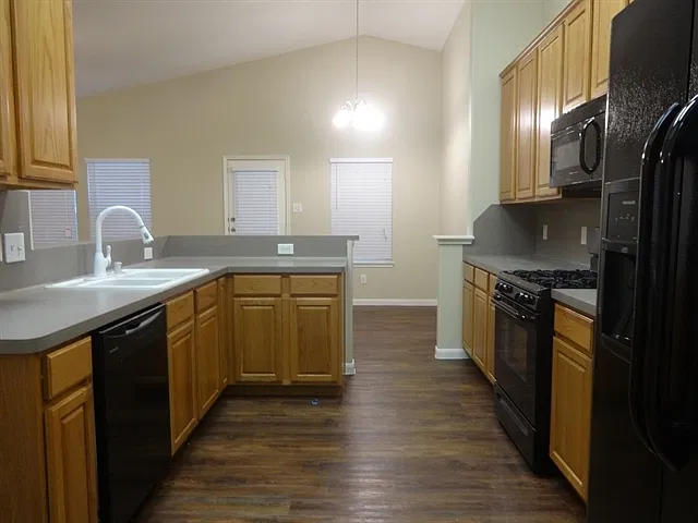 3 bed, 2.0 bath, 1849 sqft, $2,065 — Photo 2