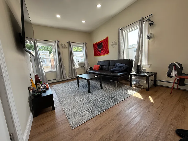 27 Woodward St #3 — Photo 6
