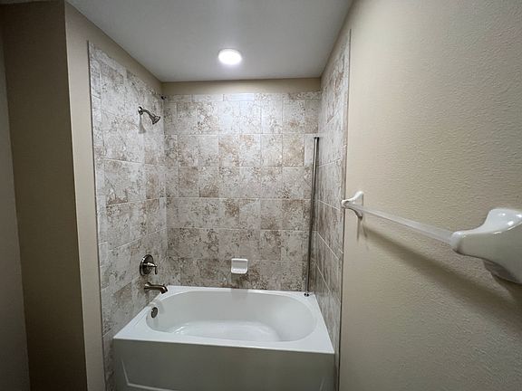 5th image of 12110 Nouveau Ave