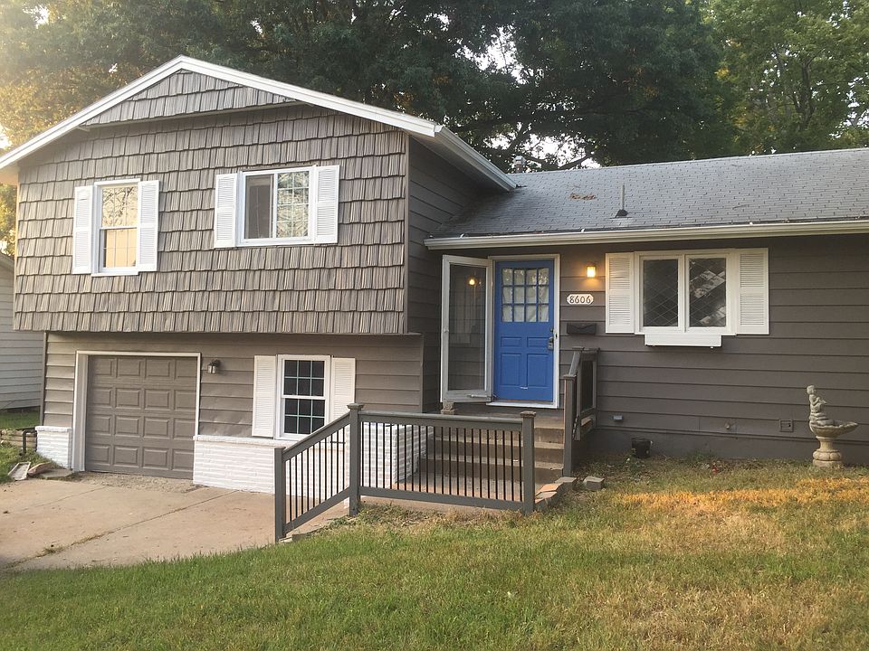 1st image of 8606 W 92nd St