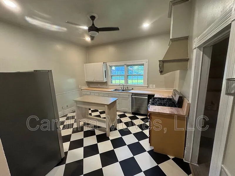 3 bed, 2.0 bath, 1824 sqft, $1,699 — Photo 4
