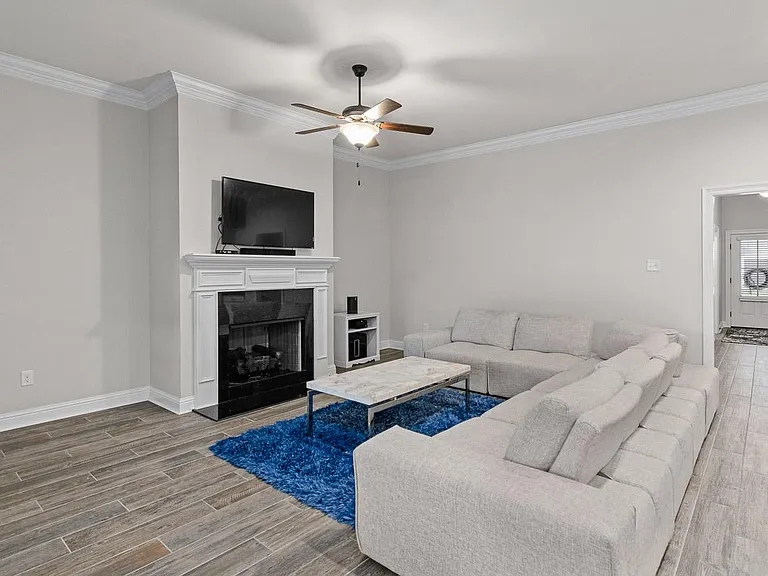 289 Lake Pride Dr — Photo 3