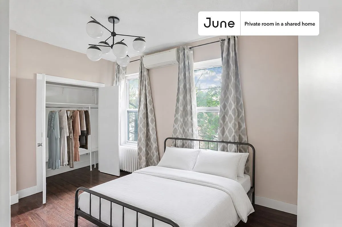 Queen bedroom in 3 bed/1 bath home in Prospect Park South #749 B — Photo 1