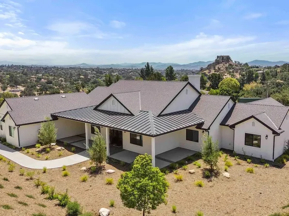 575 Twin Country Ln, Fallbrook, CA 92028
