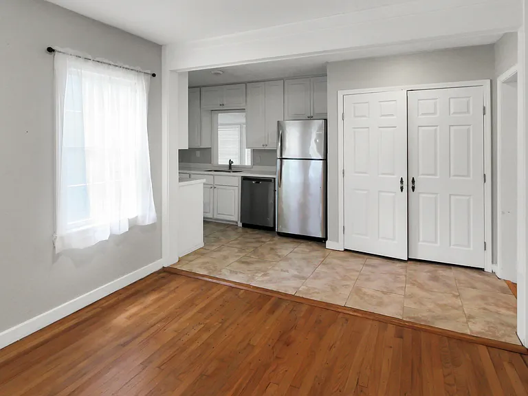 811 Oakwood Dr — Photo 3