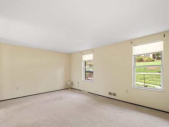 3rd image of 1637 Queens Dr