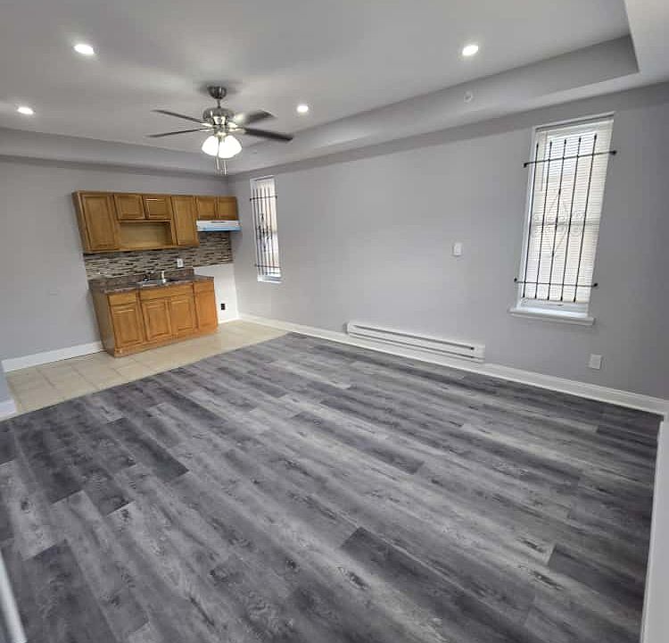 1st image of 350 W Queen Ln #4