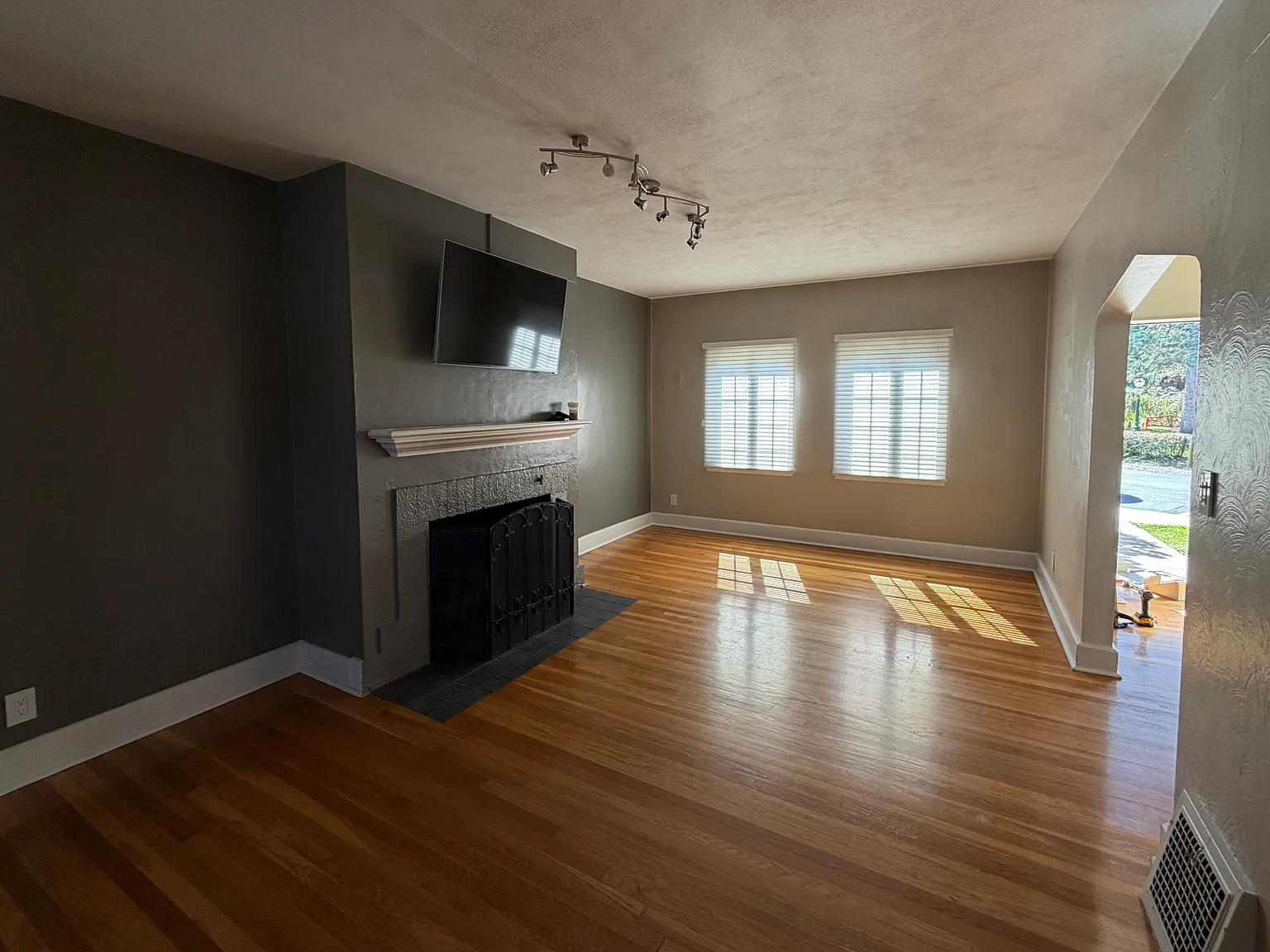 3 bed, 1.5 bath, 1496 sqft, $2,400 — Photo 4