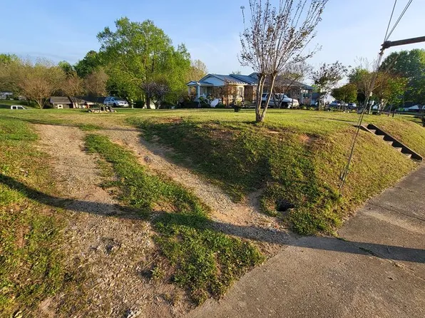 Hedderly St, Halifax, VA 24558