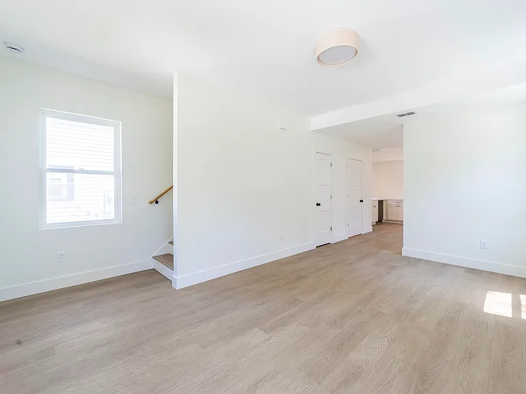 962 Alexander St — Photo 8