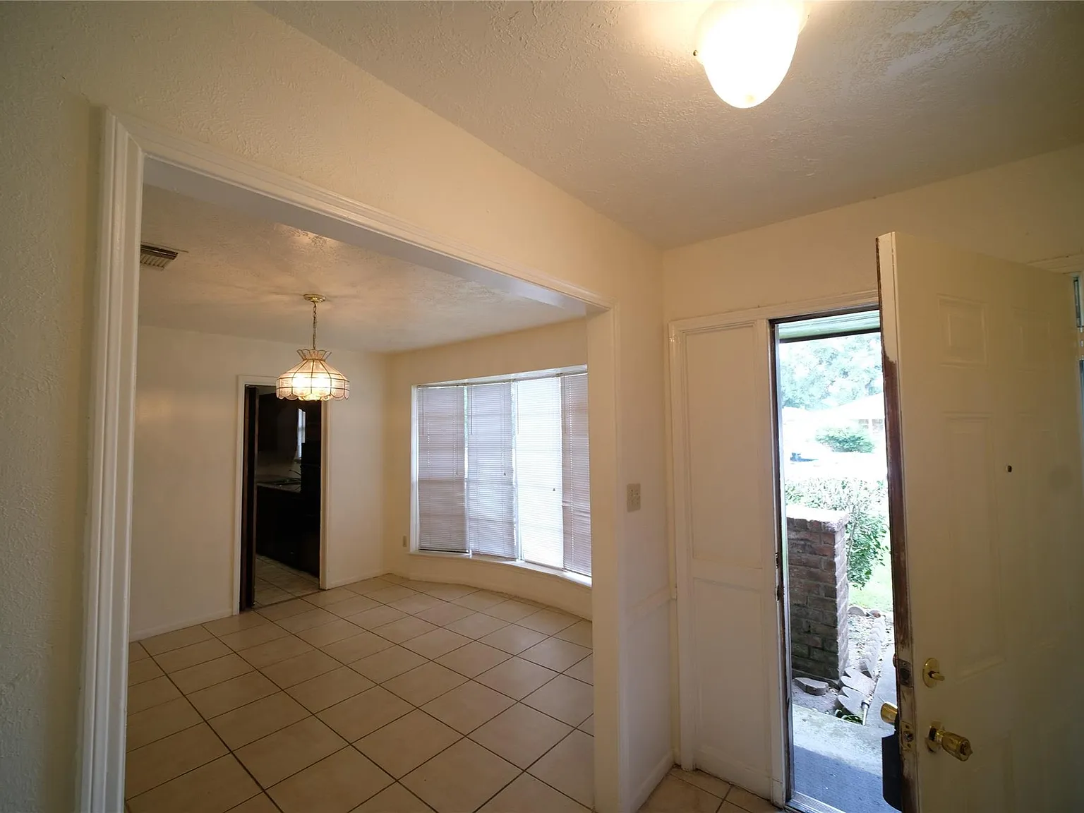 4 bed, 2.0 bath, 1917 sqft, $2,100 — Photo 2