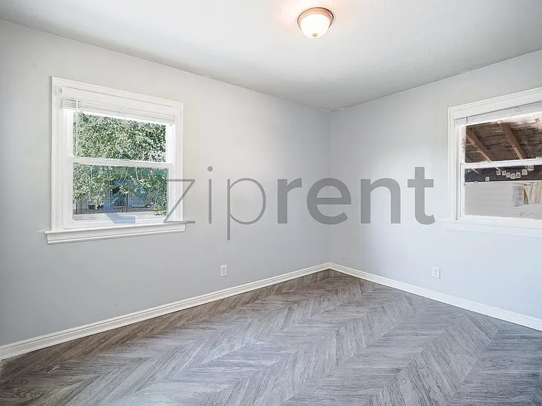 696 N Center St — Photo 16