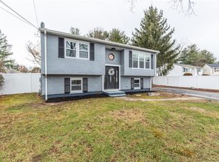 17 Oakridge Ct, Warwick, RI 02886
