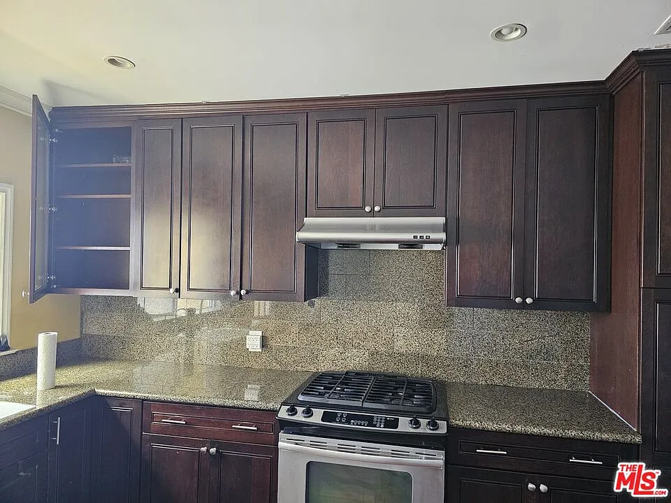 3 bed, 2.0 bath, 1500 sqft, $3,700 — Photo 2