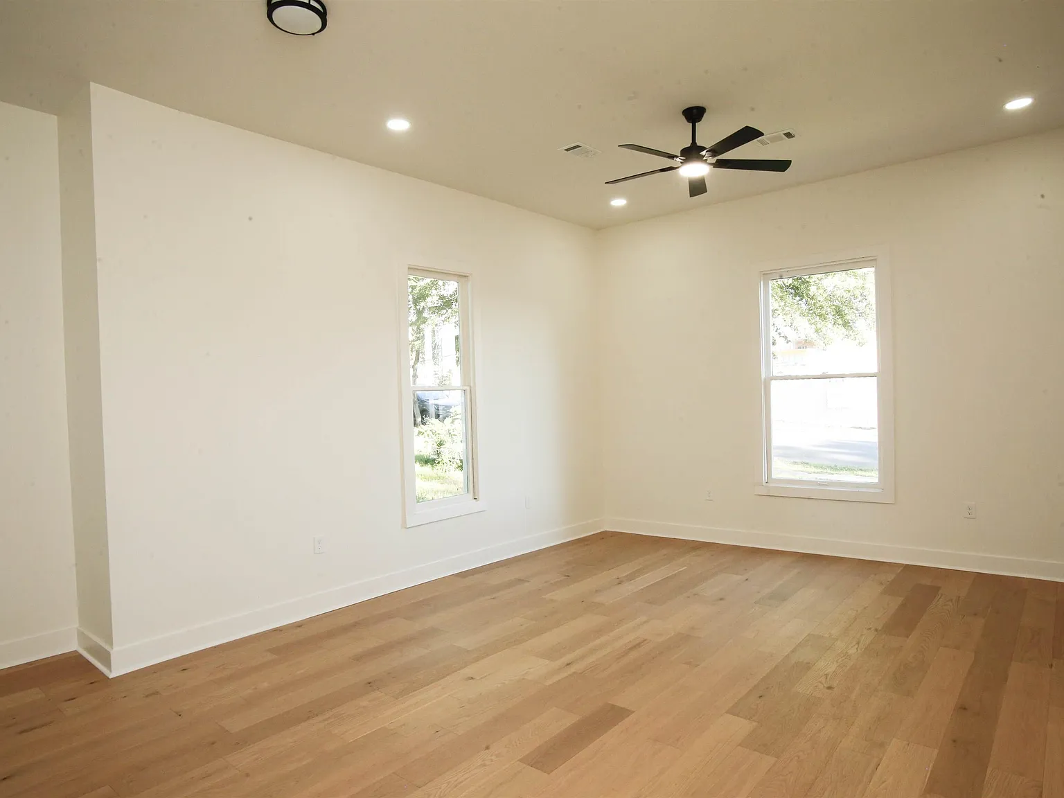 2 bed, 1.0 bath, 881 sqft, $1,050 — Photo 3