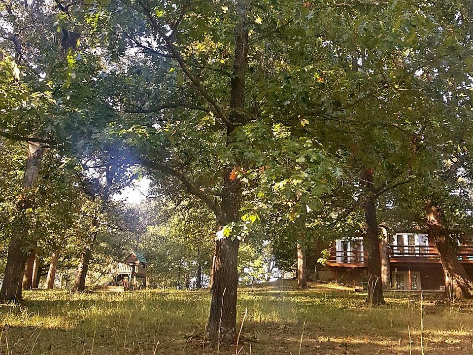 2nd image of 1101 Valley St