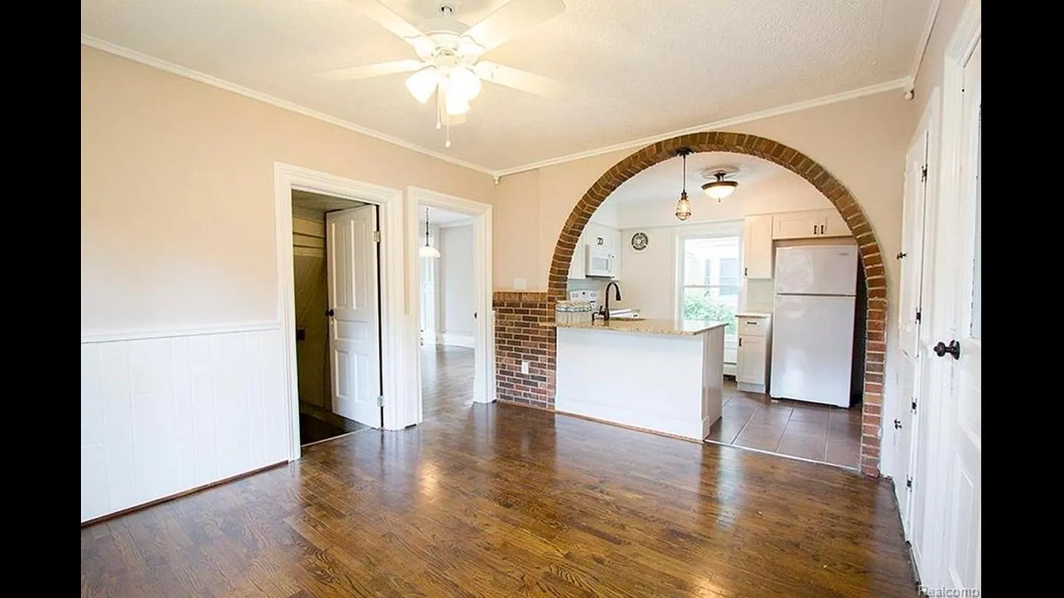33614 Grand River Ave photo 1