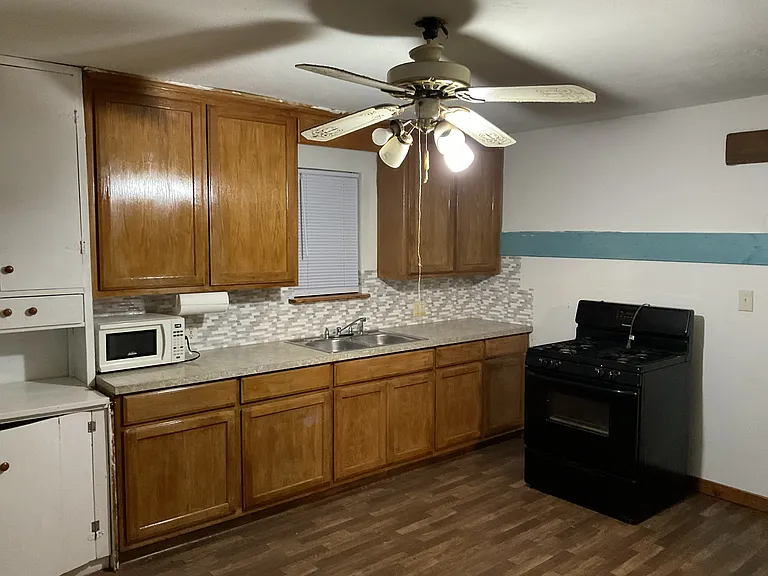 975 W Oak St — Photo 3