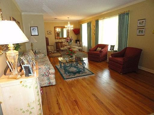 3rd image of 714 E Nottingham Dr
