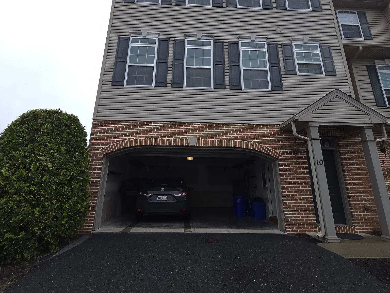 3 bed, 2.5 bath, 2932 sqft, $2,300 — Photo 1