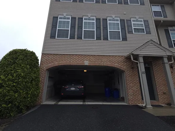 10 Jay Cir, Lemoyne, PA 17043
