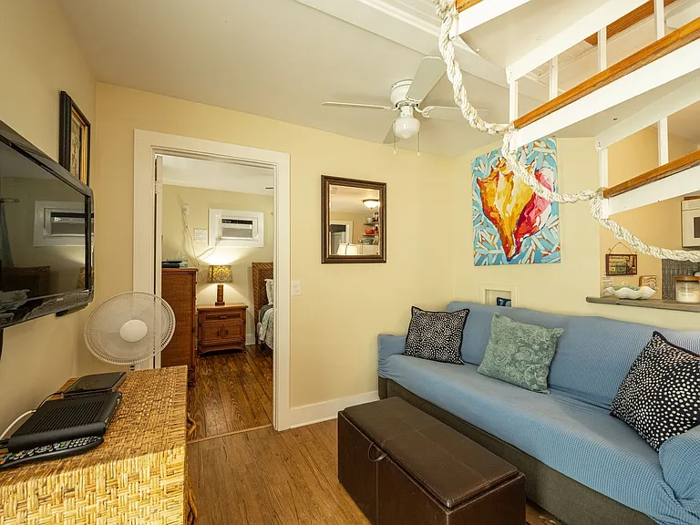 415 Julia St — Photo 3