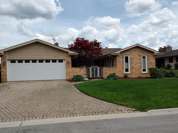 2813 Briarwood Dr W, Arlington Heights, IL 60005