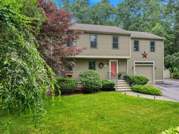 36 Bartlett St, Pembroke, MA 02359