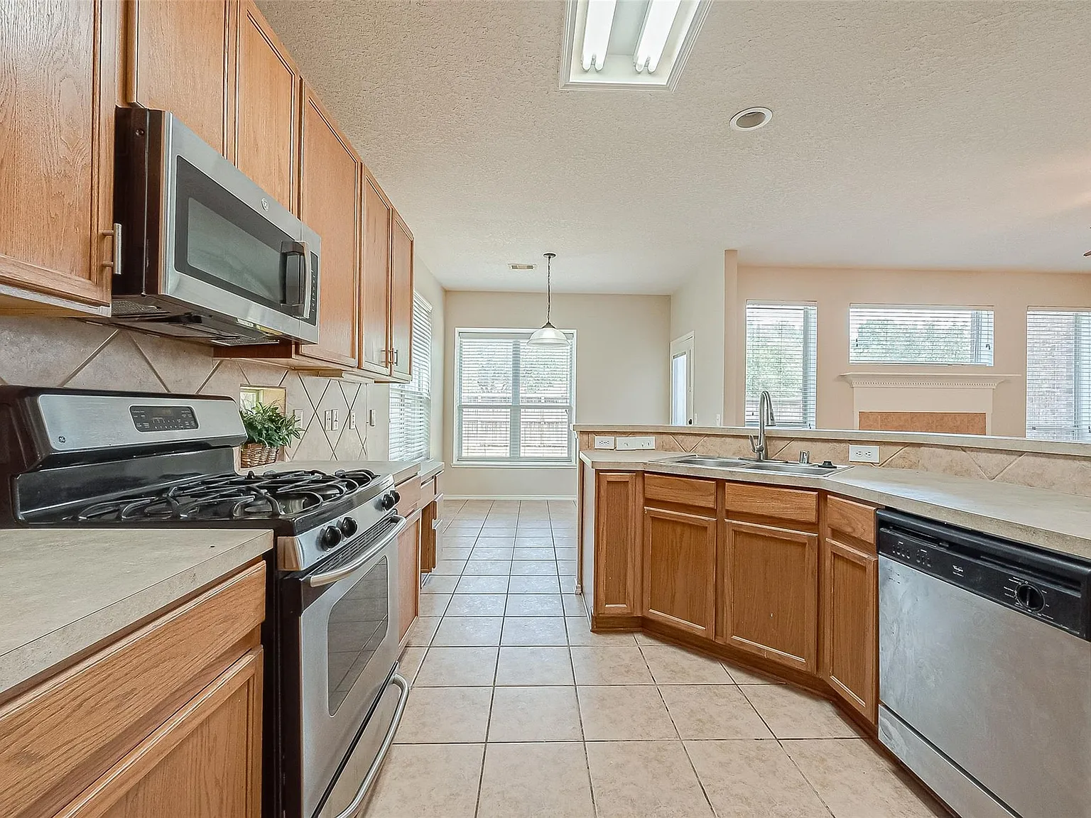 5 bed, 3.5 bath, 3306 sqft, $2,800 — Photo 3