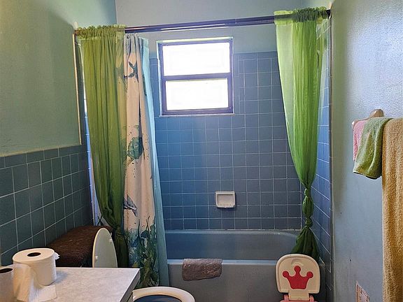 3rd image of 809 Della Tobias Avenue